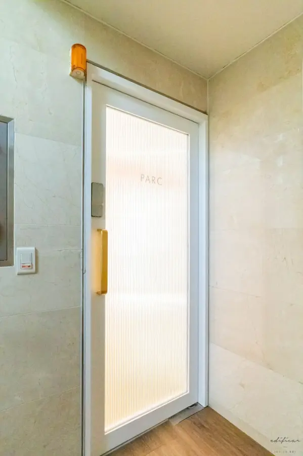 신사동 오피스 입구, 세련된 리드유리 도어